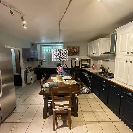 Spacious Character House In Beautiful Сasa de vacaciones *